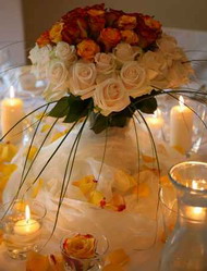 Δημιουργήστε ένα ρομαντικό τραπέζι ευχών χρησιμοποιώντας λουλούδια, ροδοπέταλα, κεριά και υφάσματα με «θεμέλιο» τα ποτήρια