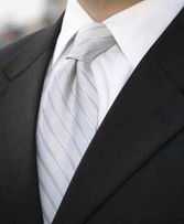 Ως καλεσμένος σε ένα γάμο αν φορέσετε ένα κομψό κοστούμι θα δώσετε στυλ με τη γραβάτα που θα επιλέξετε