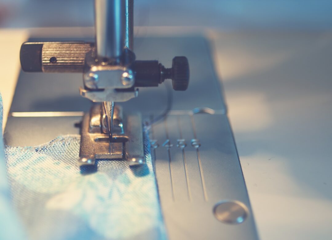 Νυφικό ραμμένο σε μοδίστρα blue textile under a sewing machine needle