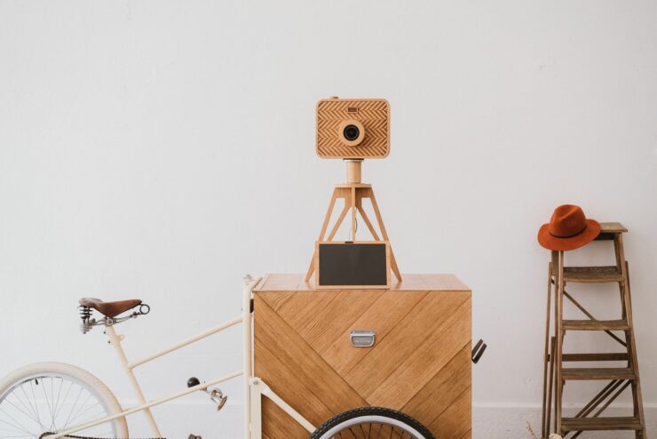 Φωτογραφίες σε σκηνικό για τους καλεσμένους camera on tripod beside bicycle