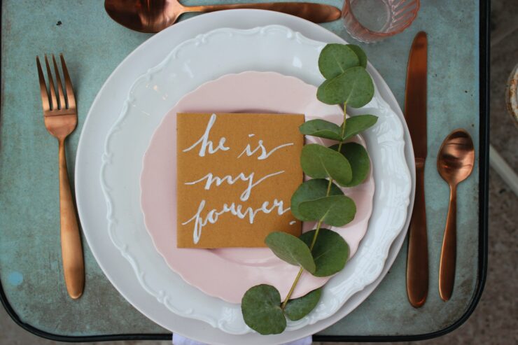 Καλλιγραφία στον γάμο green leaf on table with fork, spoon, and knife