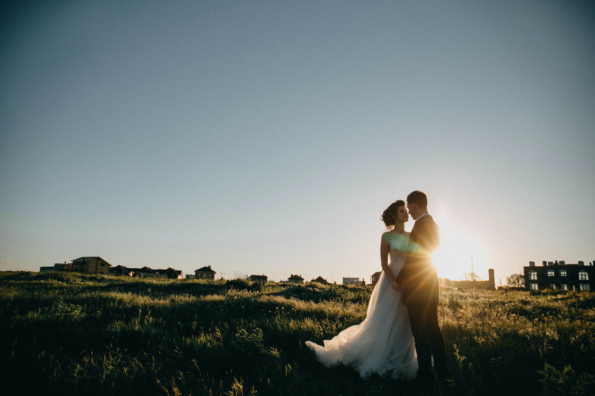 Τι ώρα δύει ο ήλιος την ημέρα του γάμου bride and groom on green grass field