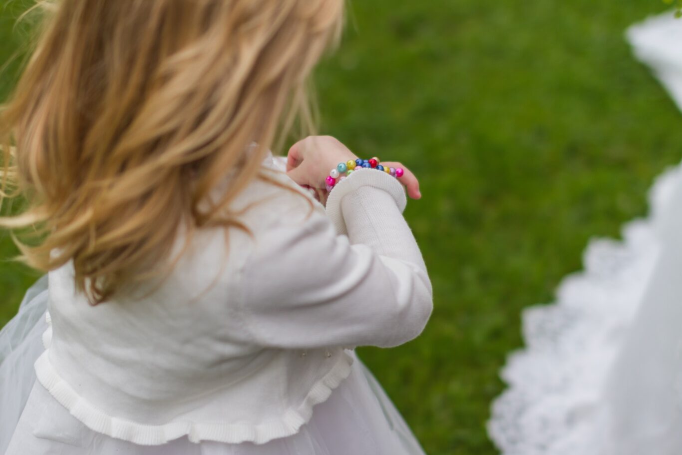 Παρανυφάκια και ευτράπελα girl wearing white dress holding her bracelet