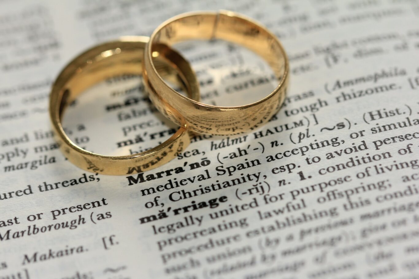 Αριθμός γάμος από την ΕΛΣΤΑΤ two gold-colored rings on paper